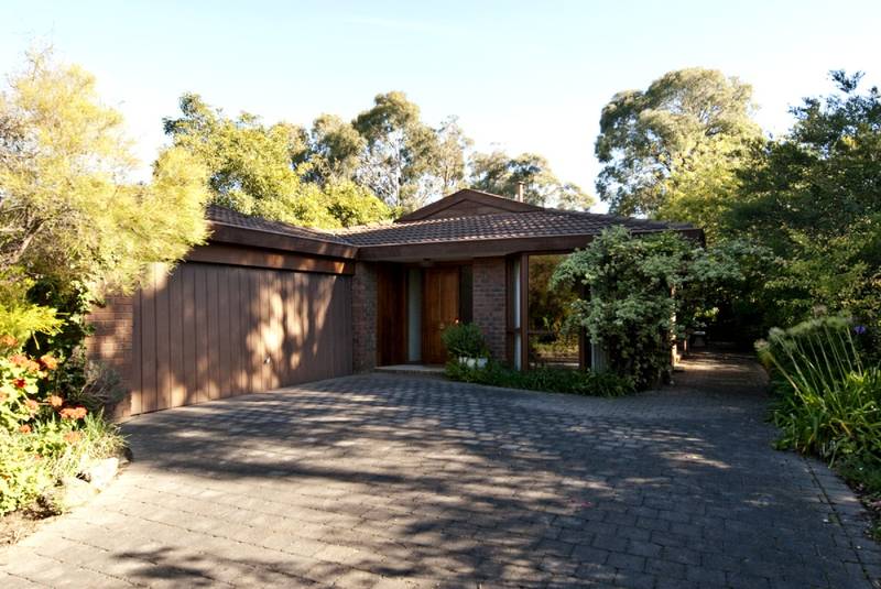 DELIGHTFUL LUCAS MORRIS BUILT HOME, PICTURESQUE GARDEN 838m2 Picture 2