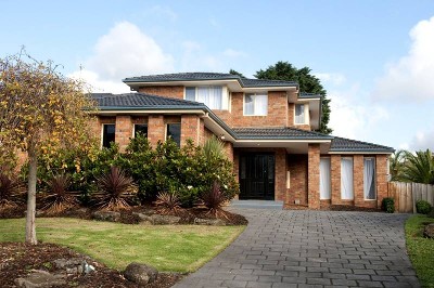 WONDERFUL FAMILY HOME ON 800m2 IN PRESTIGE COURT LOCATION Picture