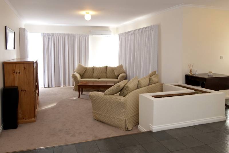 WONDERFUL FAMILY HOME ON 800m2 IN PRESTIGE COURT LOCATION Picture 2