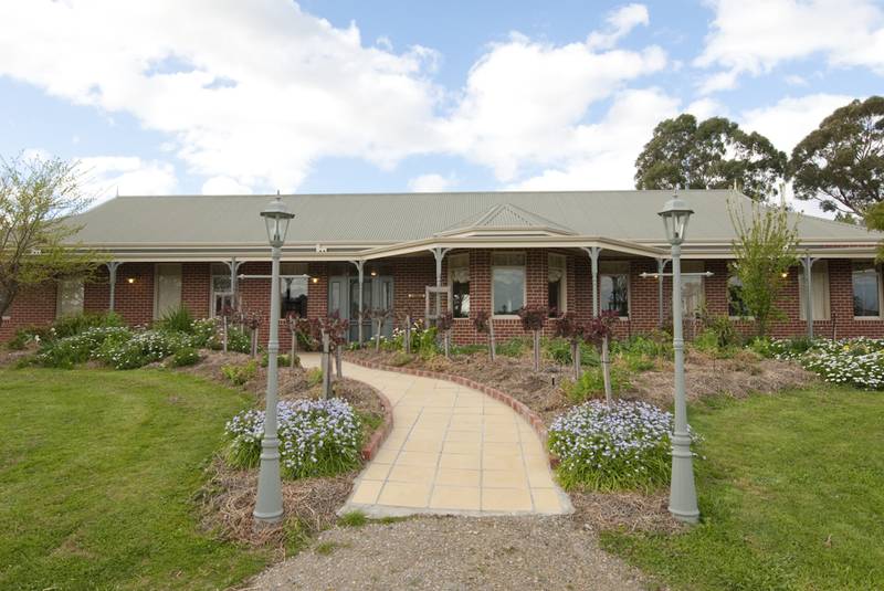 IMMACULATE AUSTRALIAN HOMESTEAD - 10' CEILINGS, PICTURESQUE ONE ACRE CLOSE TO THE PINES SHOPPING CENTRE Picture 2