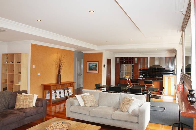 STUNNING, CONTEMPORARY LIVING WITH TEMPLESTOWE VILLAGE RESTAURANTS & CAFES ON YOUR DOORSTEP Picture 2