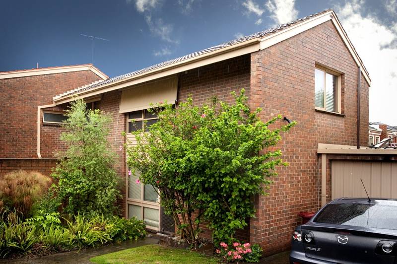 WONDERFUL LOCATION OPPOSITE TEMPLESTOWE VILLAGE SHOPS & CAFES Picture 1