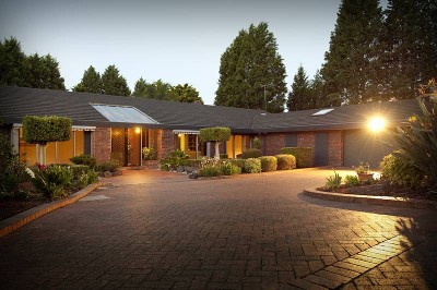 SECLUDED ACRE IN DONVALE'S GOLDEN MILE Picture