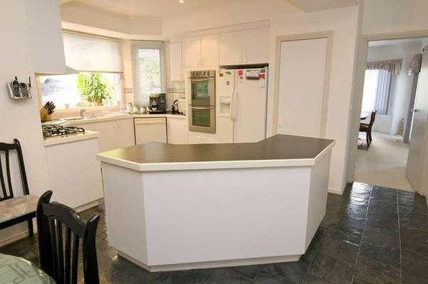 ATTRACTIVE HOME WITH VIEWS TO MATCH Picture 3