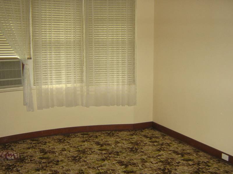 Mature quiet applicants only Picture 3