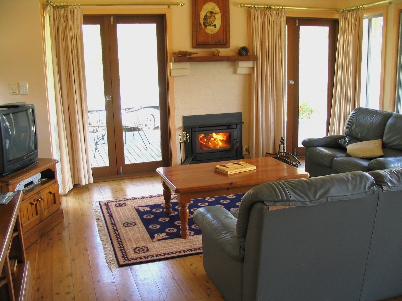 OWNER COMMITTED OVERSEAS - MUST SELL!! Picture 3