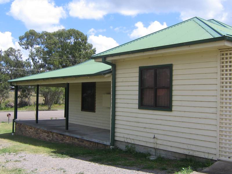 Clarence Town - Spacious Living Areas Picture 1