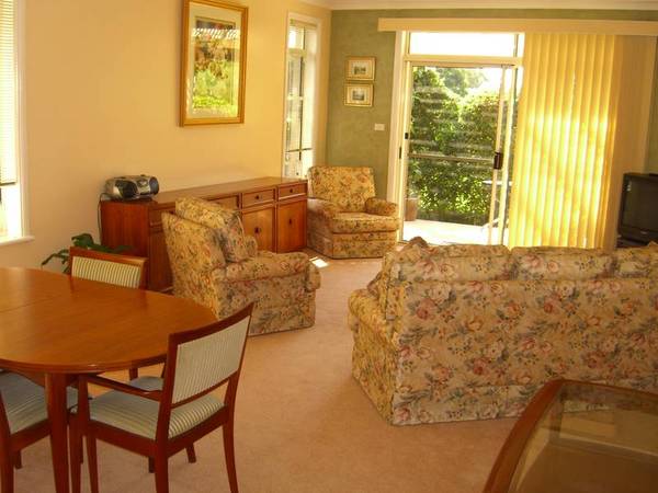 Modern Townhouse! Picture 3