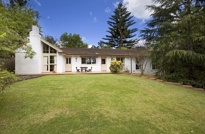 QUIET, PRIVATE FULL BRICK HOME Picture