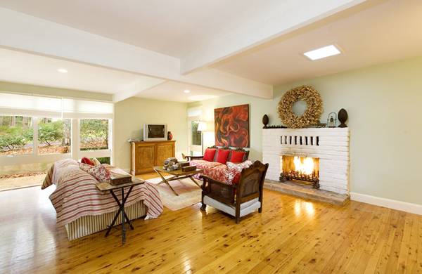 FLEXIBLE ACCOMMODATION, LIVABLE HOME, DESIREABLE LOCALE Picture