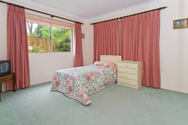 Strata title Garden Unit with a very large balcony and garden on title. Picture 3