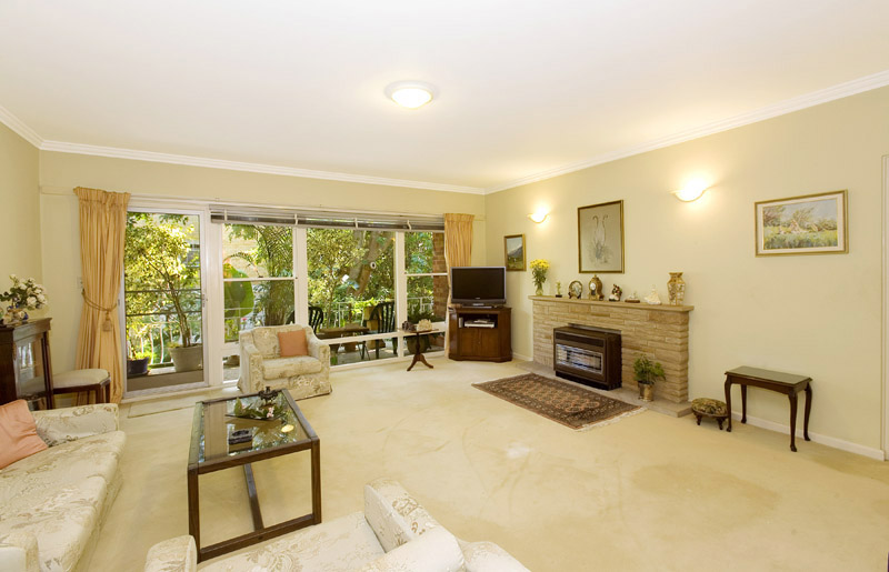 Mayfair House, beautiful older style, so well built ! Picture 1