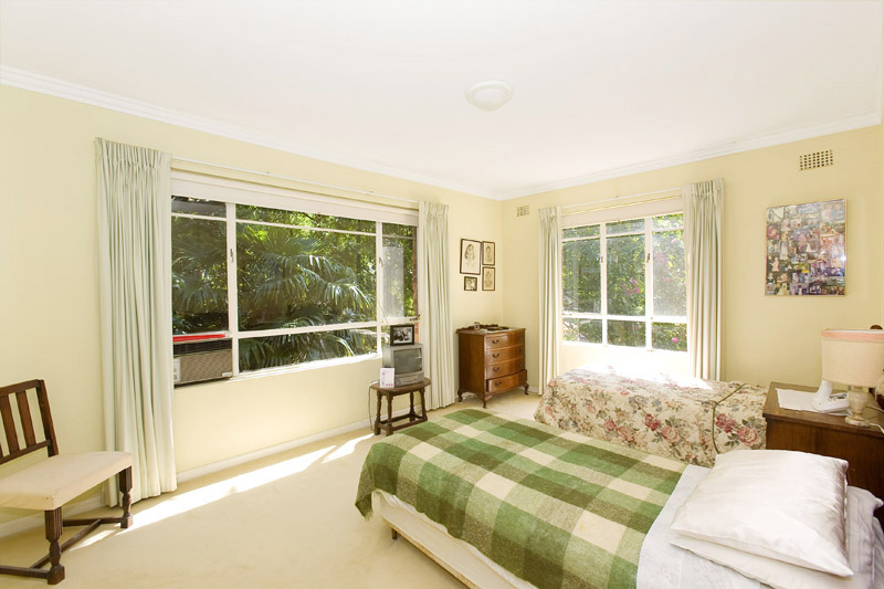 Mayfair House, beautiful older style, so well built ! Picture 2