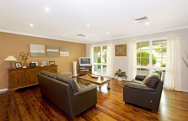 Bush Valley Views & Prime Locale... Executive Residence! Picture 3