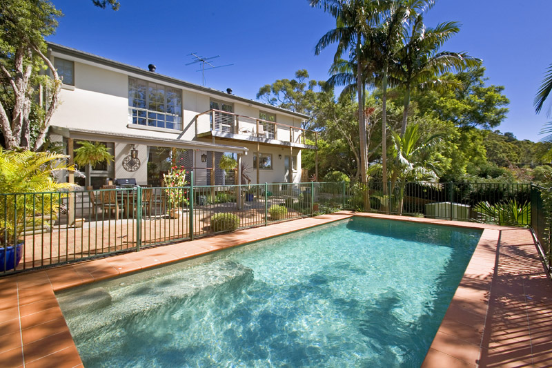 Bush Valley Views & Prime Locale... Executive Residence! Picture 2