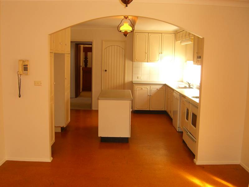 Huge Family Home with Brand New Kitchen!!! Picture 3