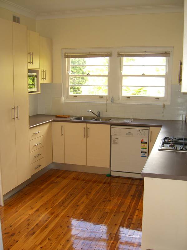 Spacious Traditional Home - Eastside Walk To Rail & Killara High! Picture 2