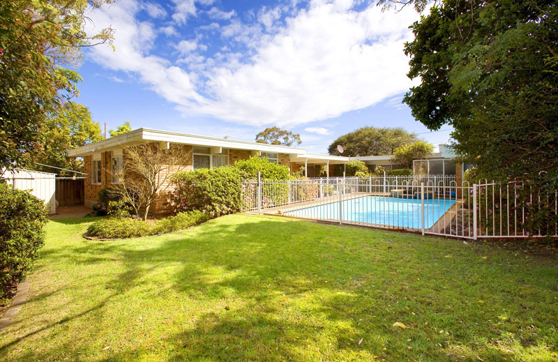 Fantastic Single Level Living... Great Locale! Picture 3