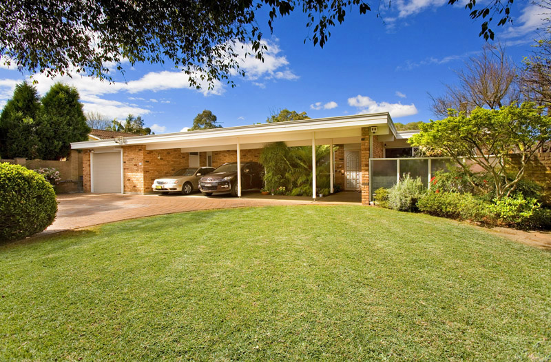 Fantastic Single Level Living... Great Locale! Picture 1