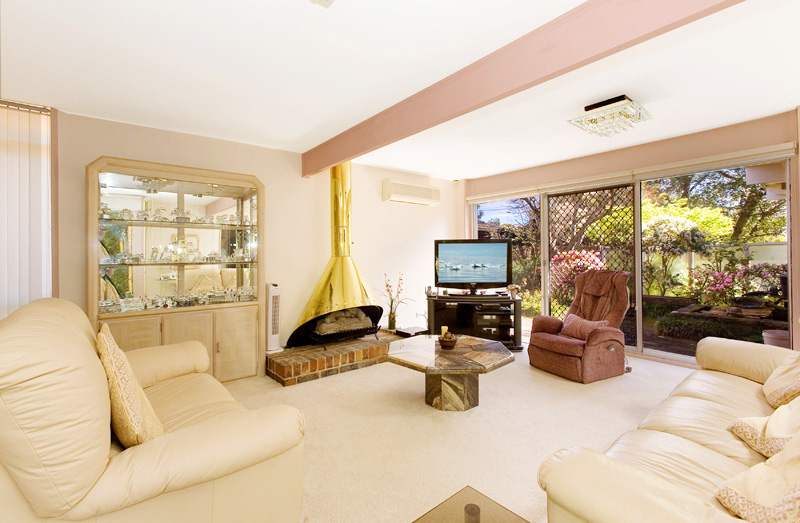 Fantastic Single Level Living... Great Locale! Picture 2