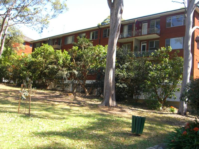 Freshly Updated, Stroll Station, Shops & Restaurants Picture 1