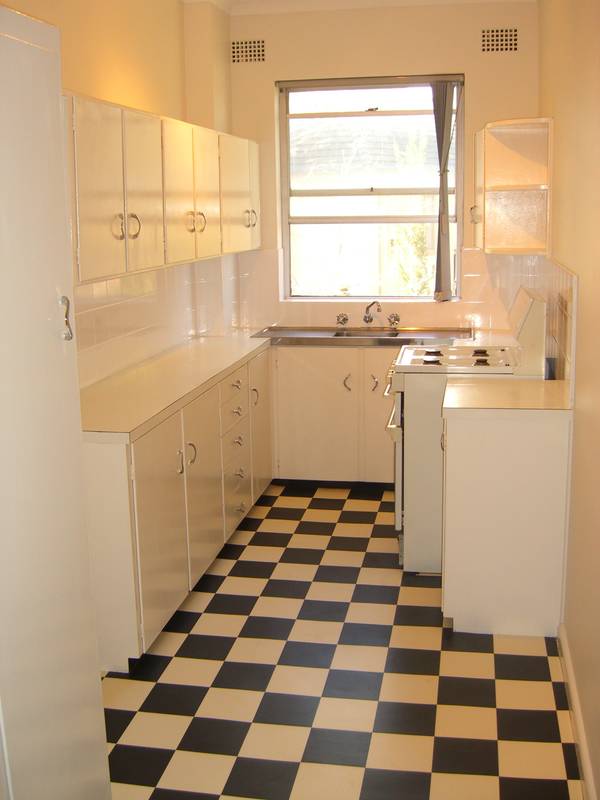 Freshly Updated, Stroll Station, Shops & Restaurants Picture 2