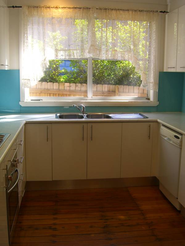 East-side Walk to Station!!! Picture 2