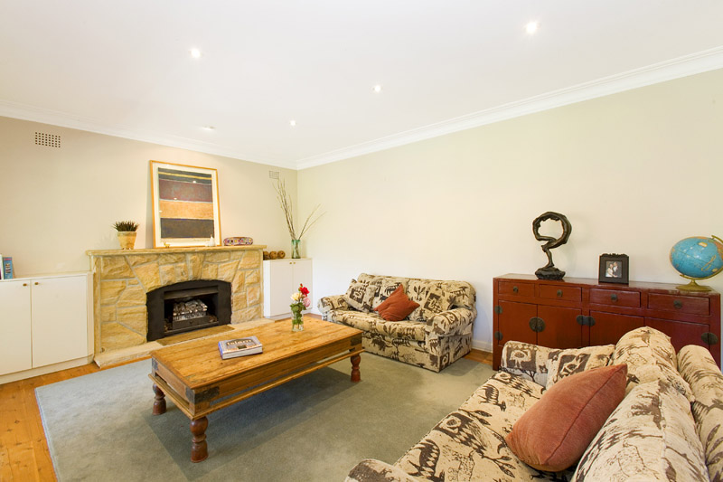 THE ENTERTAINER Picture 2