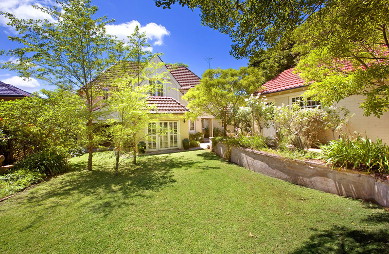 THE ENTERTAINER Picture 1