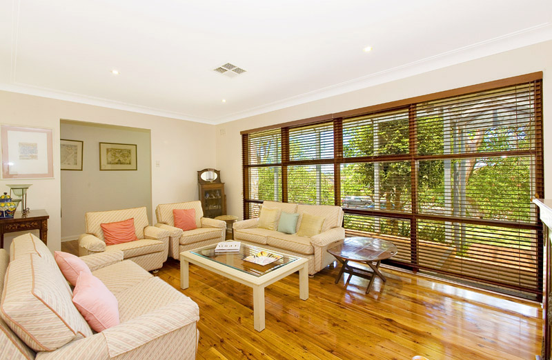 Single Level Living... Fabulous Locale! Picture 3