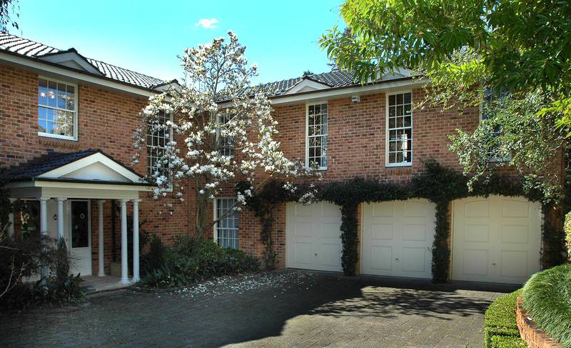 Full Brick Executive Residence In One Of The Upper North Shore's Most Prestigious Streets & Surrounded By Quality Homes! Picture 2