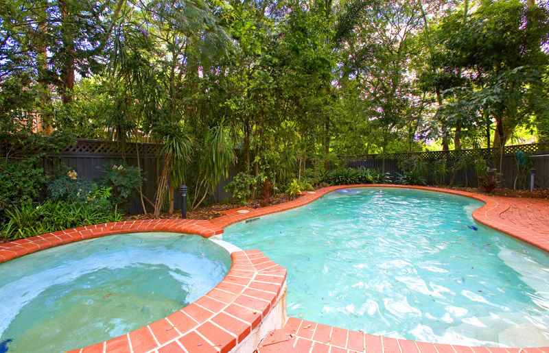 AUCTION THIS SATURDAY AT 10.00AM, OPEN FROM 9.30AM..A Charming Californian Bungalow in Quiet, Leafy Street.. Picture 3