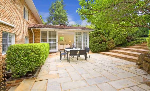 Stylish executive living in a quiet cul de sac for your growing family Picture 2