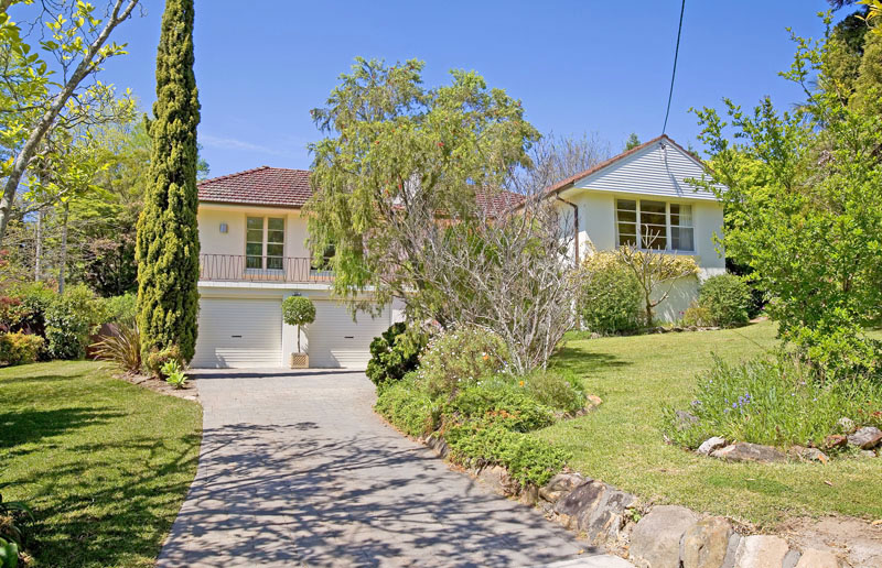 Double Brick Beauty In Fantastic Location! Picture 1