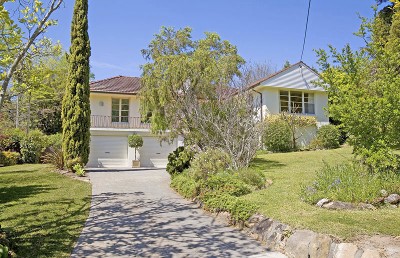 Double Brick Beauty In Fantastic Location! Picture