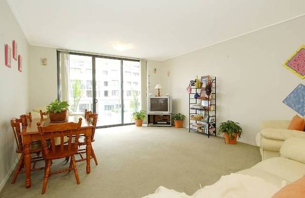 Move In Or Leave The Fantastic Tenants! Picture 3