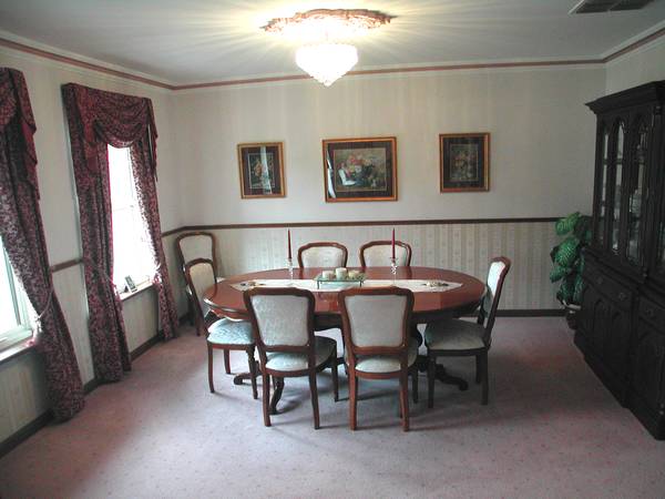 LUXURY HOME IN THE VALLEY! Picture 3