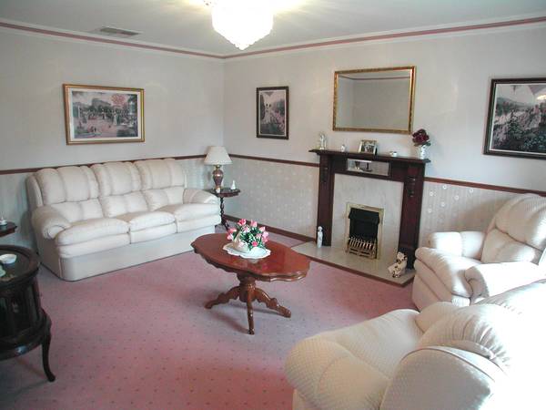 LUXURY HOME IN THE VALLEY! Picture 2