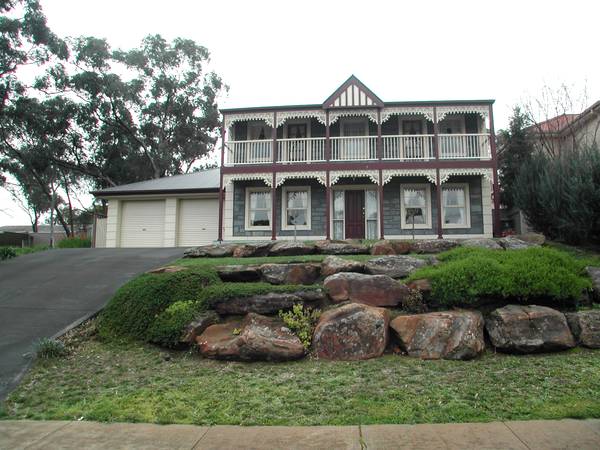 LUXURY HOME IN THE VALLEY! Picture 1
