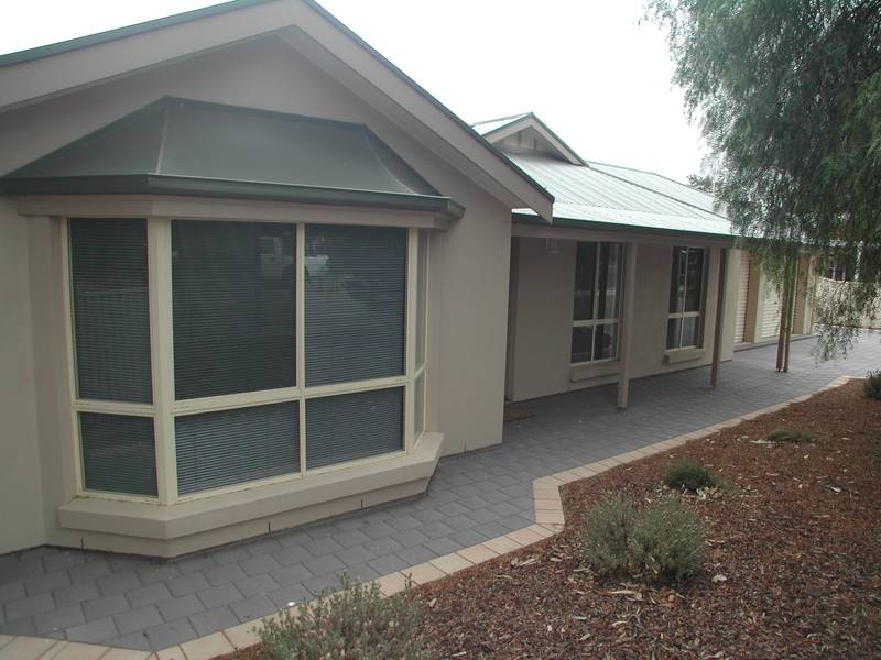 DESIREABLE COURTYARD HOME - DOUBLE GARAGE! Picture 2