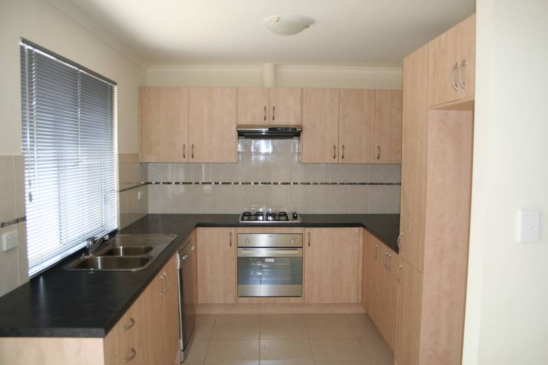 DESIREABLE COURTYARD HOME - DOUBLE GARAGE! Picture 1