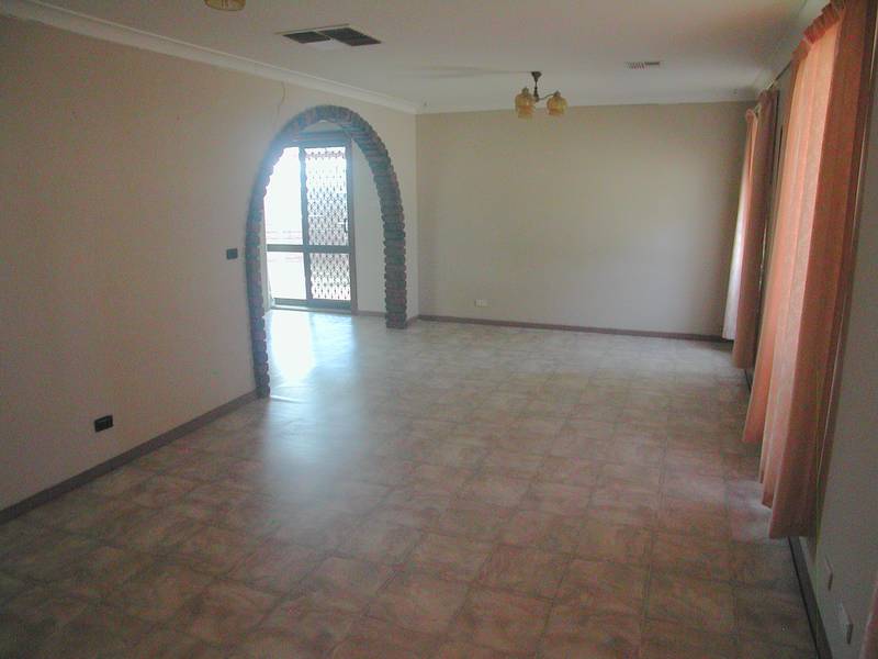 Solid Brick Home On 866sqm Picture 3