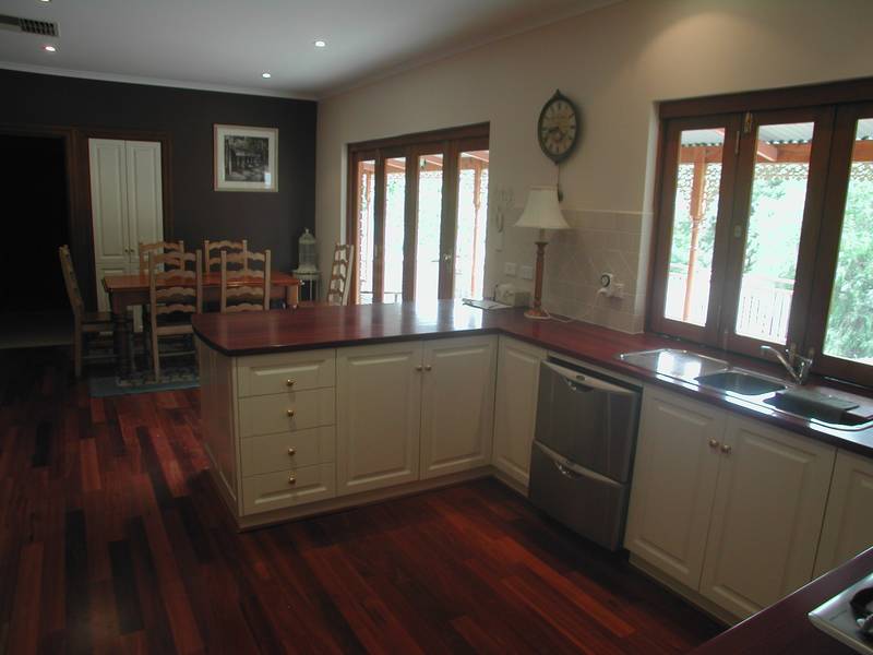 4br Executive Home! Picture 3