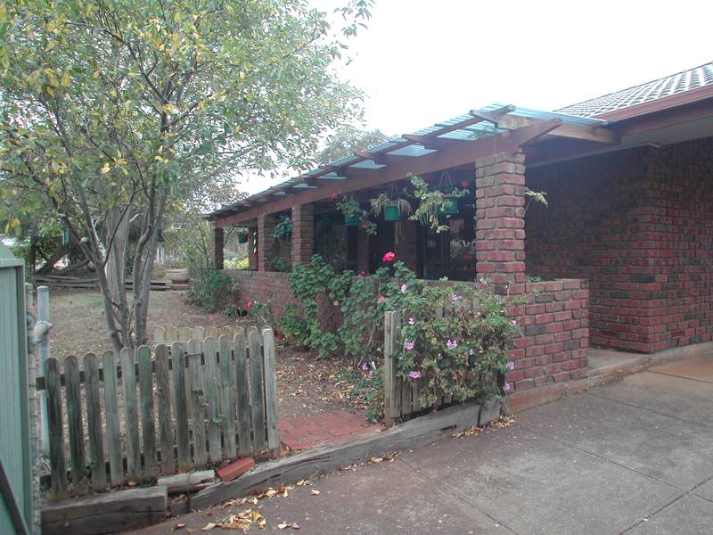 JUST MOVE IN AND ENJOY! Picture 1