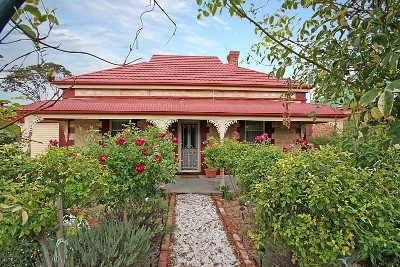 Exquisite Stone Home Picture