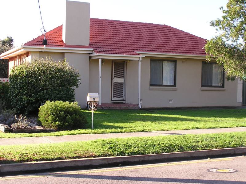 Neat & Cosy Home - Fantastic Location! Picture 1