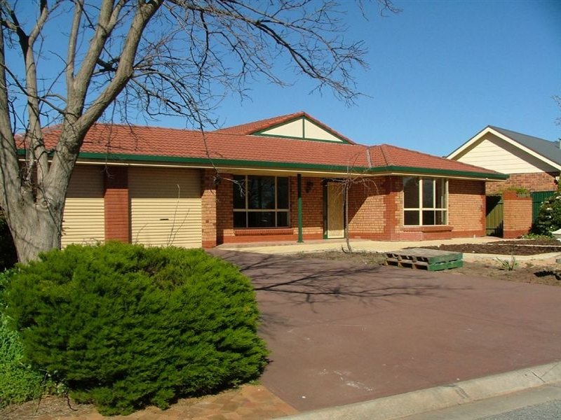 Extra Large Family Home - Popular Carews Fields Picture 1