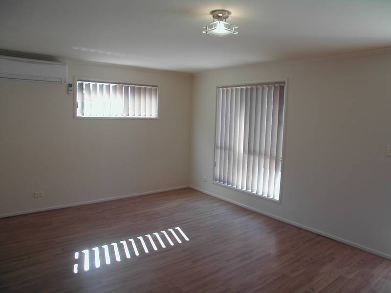 Huge Townhouse! Picture 3