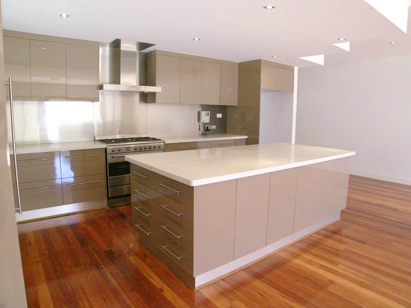 SENSATIONAL EXECUTIVE FAMILY HOME - WEST OF BRIGHTON ROAD Picture 3