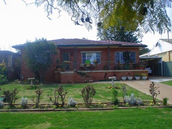 Excellent Location. Picture 1